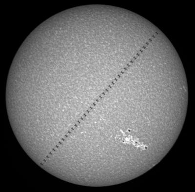 Die Sonne im Kalzium mit Durchgang der ISS aus 40 Einzel Bildern zusammengerechnet